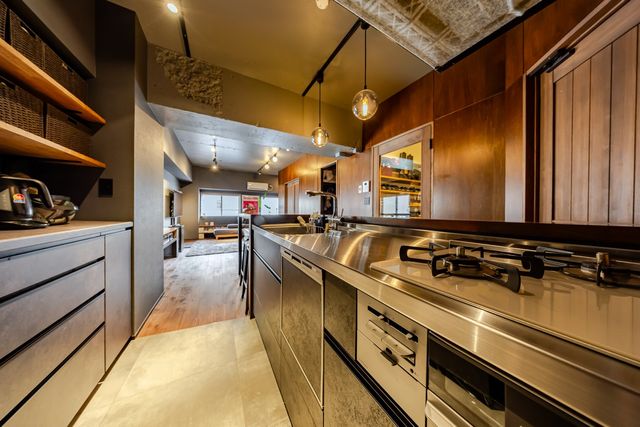 【キッチン】シルバーの天板がおしゃれなキッチン