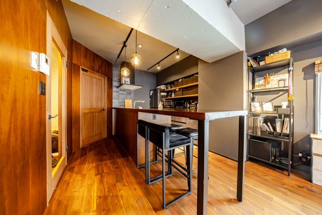 【造作カウンター】キッチンからつながる造作カウンターはダイニングスペース。リビングへのドアを開けると