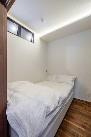 【寝室】室内窓がついています。バルコニーからの明かりを取り入れることができます。