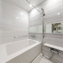 【バスルーム】浴室乾燥機がついているので、お天気に左右されずに洗濯物を乾かすことができます。