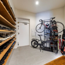 【玄関・土間】お気に入りの靴を魅せる収納にすることができる大きな収納棚があります。フットライトもおし