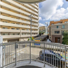 【バルコニー】南東向きのバルコニー洗濯物を干すことができます。