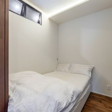 【寝室】室内窓がついています。バルコニーからの明かりを取り入れることができます。