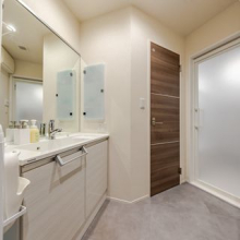 【洗面室】お手入れが簡単な大きな一枚鏡。右側に収納ボックスがついています。