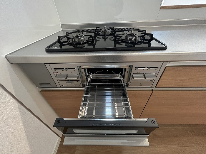 コンロ3口、グリルあり。