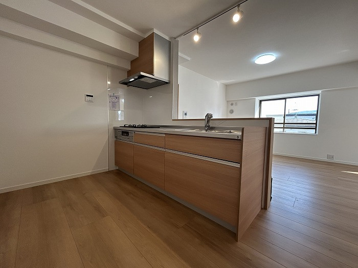 キッチンは新品交換済み。対面式キッチンでご家族のコミュニケーションがとりやすいです。