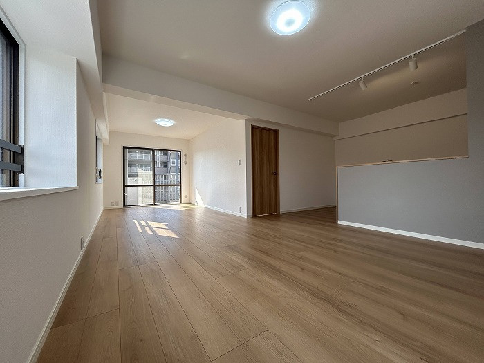 LDK約19帖、広々と開放的なリビング。