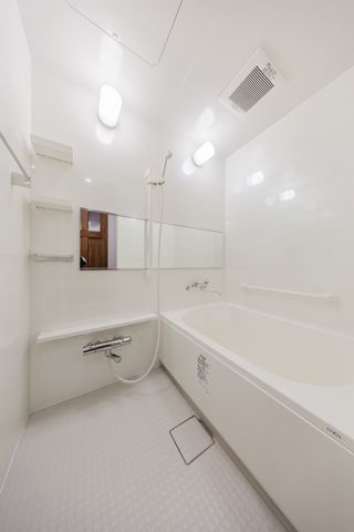 【バスルーム】浴室乾燥機がついているので、お天気に左右されずに洗濯物を乾かすことができます。