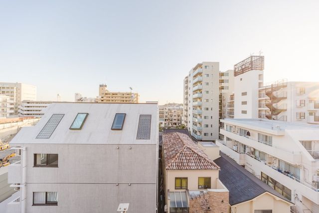 【眺望】前面の建物と距離があるので開放感があります。