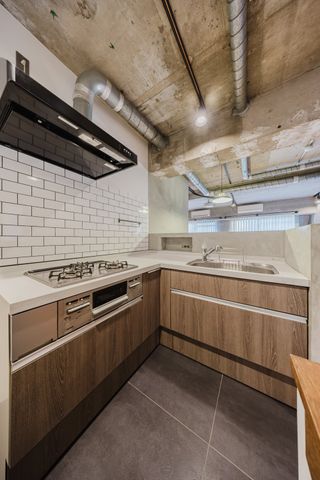 【キッチン】人気のある対面式キッチン。家事をお手伝いしてくれる食洗乾燥機が備わっています。