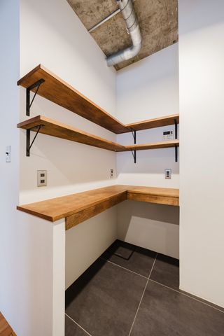 【キッチン】キッチン後ろのカウンター、収納棚。コンセントもしっかり設置してあります。