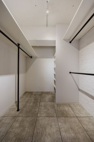 【収納】ハンガーパイプと枕棚があるので効率良く収納ができます。大きめな荷物も入りそうです。