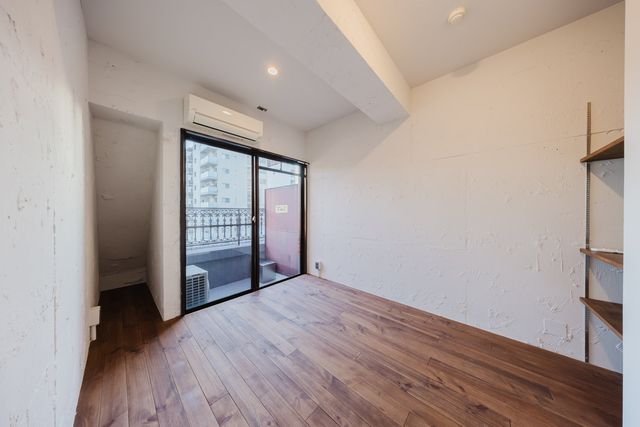 【洋室】バルコニーに面した、明るいお部屋です。