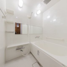 【バスルーム】浴室乾燥機がついているので、お天気に左右されずに洗濯物を乾かすことができます。