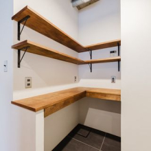 【キッチン】キッチン後ろのカウンター、収納棚。コンセントもしっかり設置してあります。