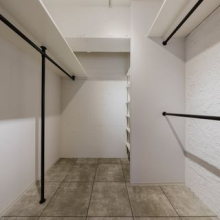 【収納】ハンガーパイプと枕棚があるので効率良く収納ができます。大きめな荷物も入りそうです。