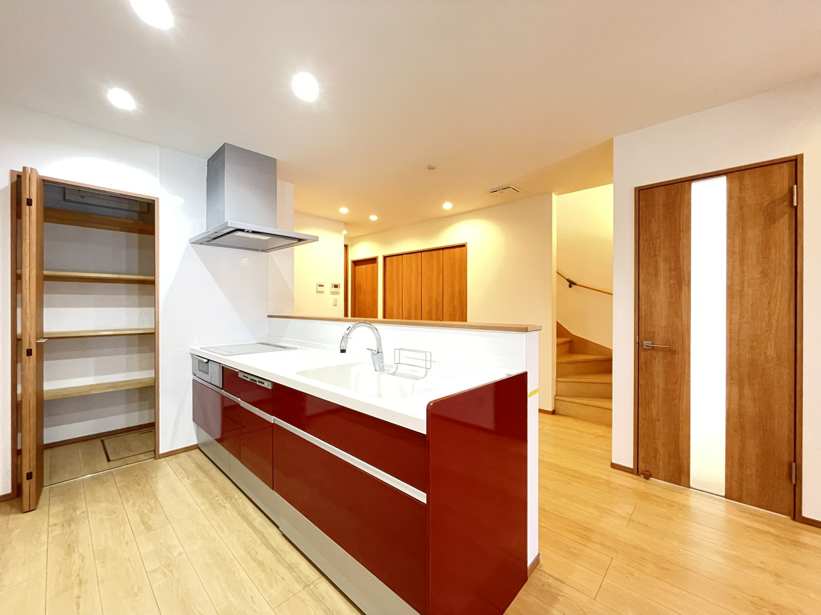 家族とコミュニケーションがとりやすい解放感のあるキッチン。収納もたっぷりです。