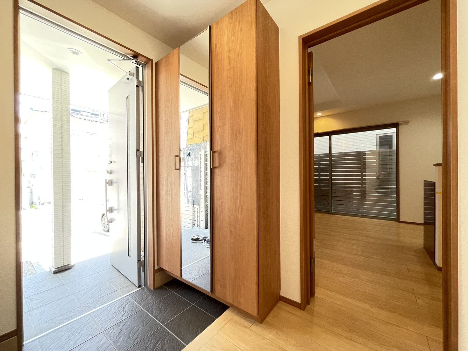 明るい玄関でお出迎え。