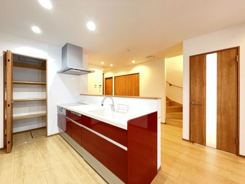 家族とコミュニケーションがとりやすい解放感のあるキッチン。収納もたっぷりです。