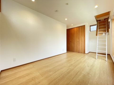 約8.75帖の洋室は屋根裏収納も利用できます。