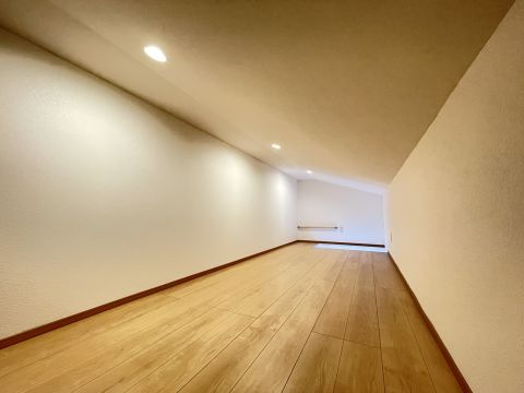 たっぷり屋根裏収納有。