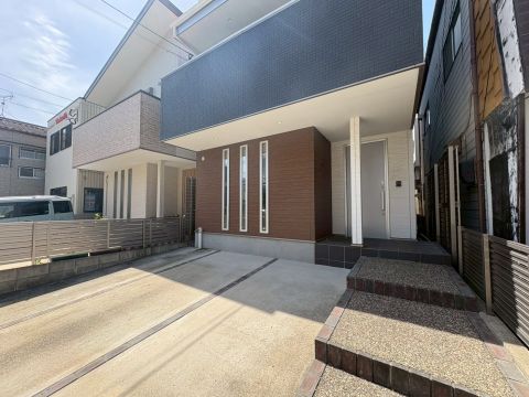 駐車場は並列で2台駐車可能です。お車を出し入れしやすくお出かけの際も安心です。