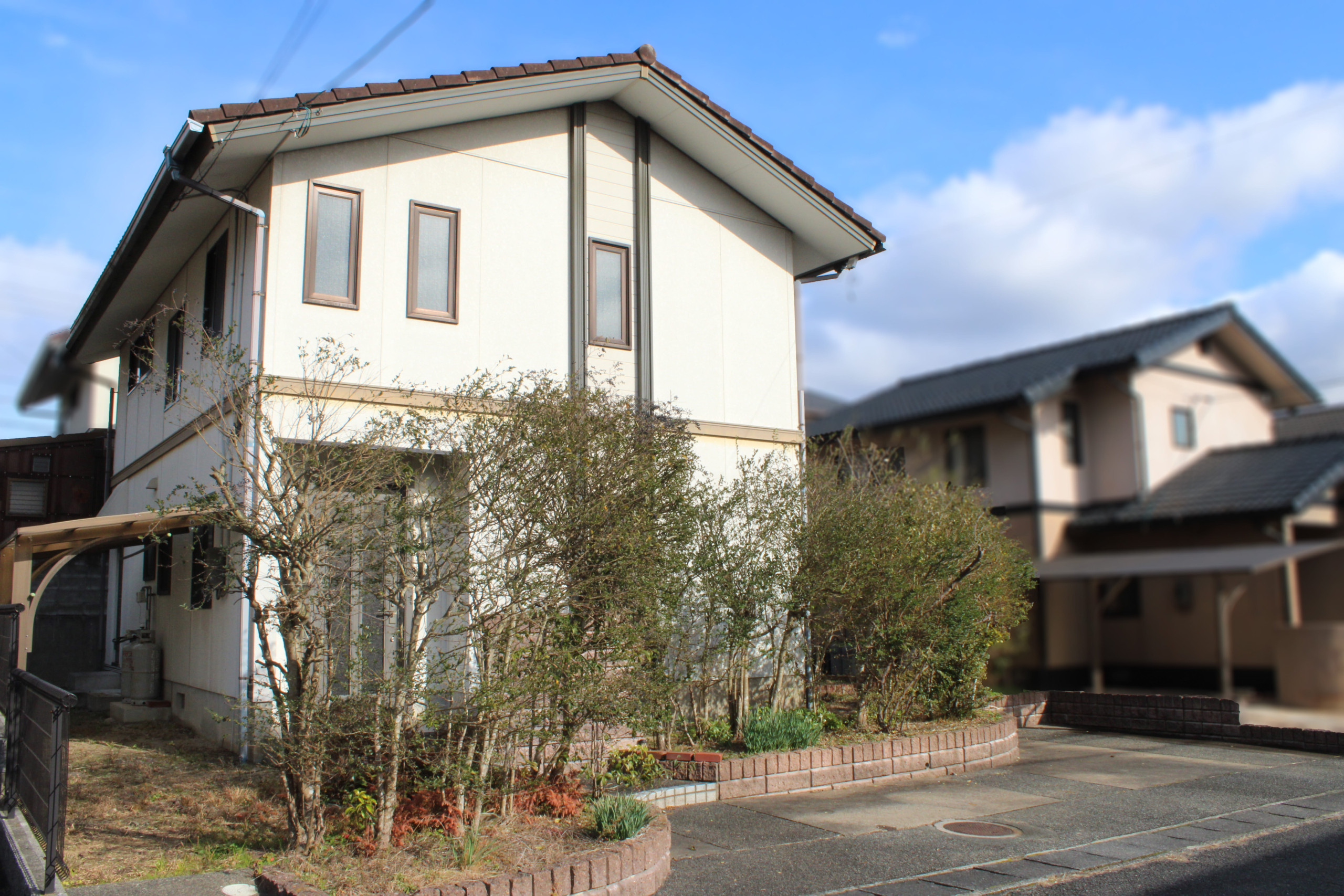 落ち着いた存在感の凛とした佇まいが印象的な大手ハウスメーカー施工の住宅。