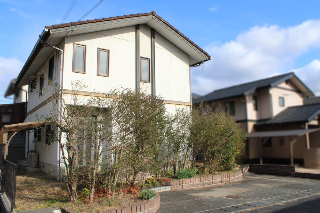 落ち着いた存在感の凛とした佇まいが印象的な大手ハウスメーカー施工の住宅。