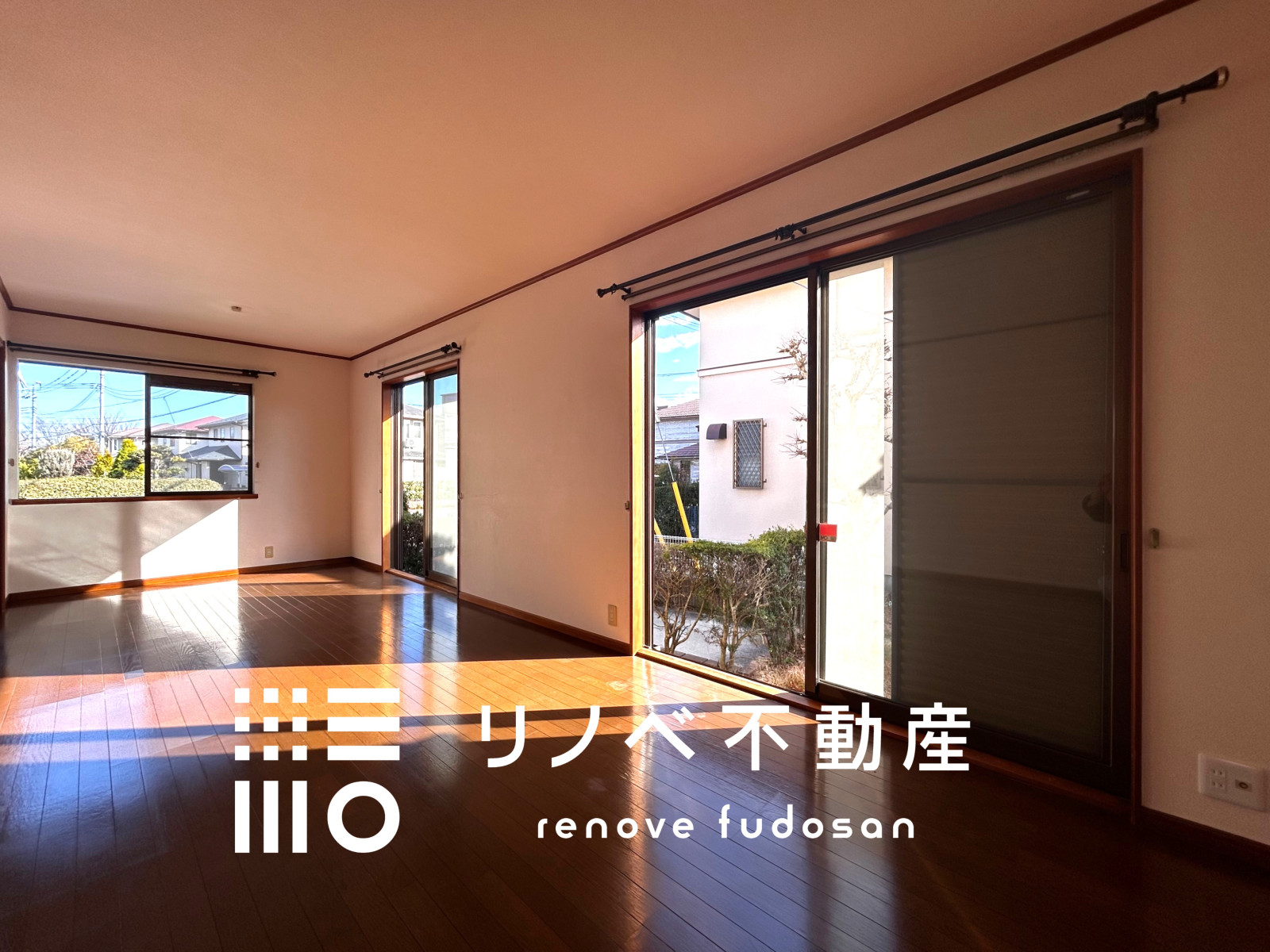 １５．２帖のゆとりあるリビング。掃き出し窓が２面にあり、たっぷりの陽光が差し込む明るく心地よい空間