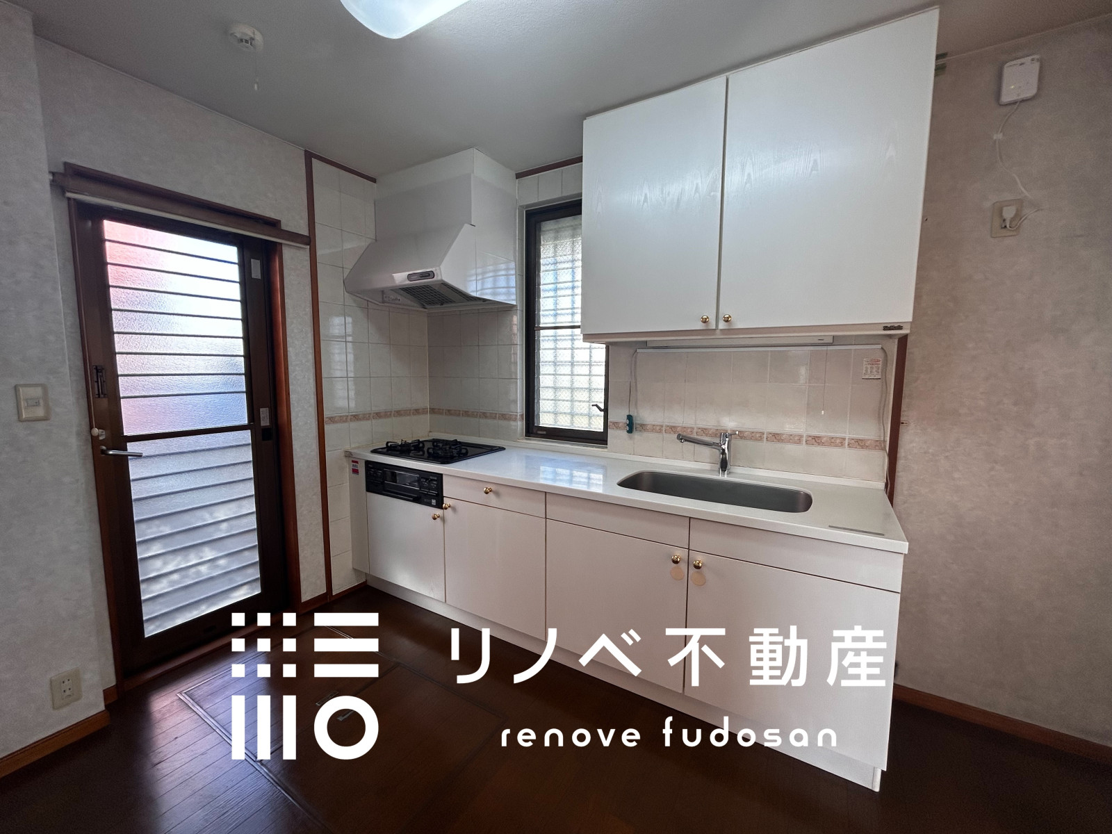 清潔感あふれる白いキッチン。上部に収納棚を備え、使い勝手と収納力を兼ね備えてます