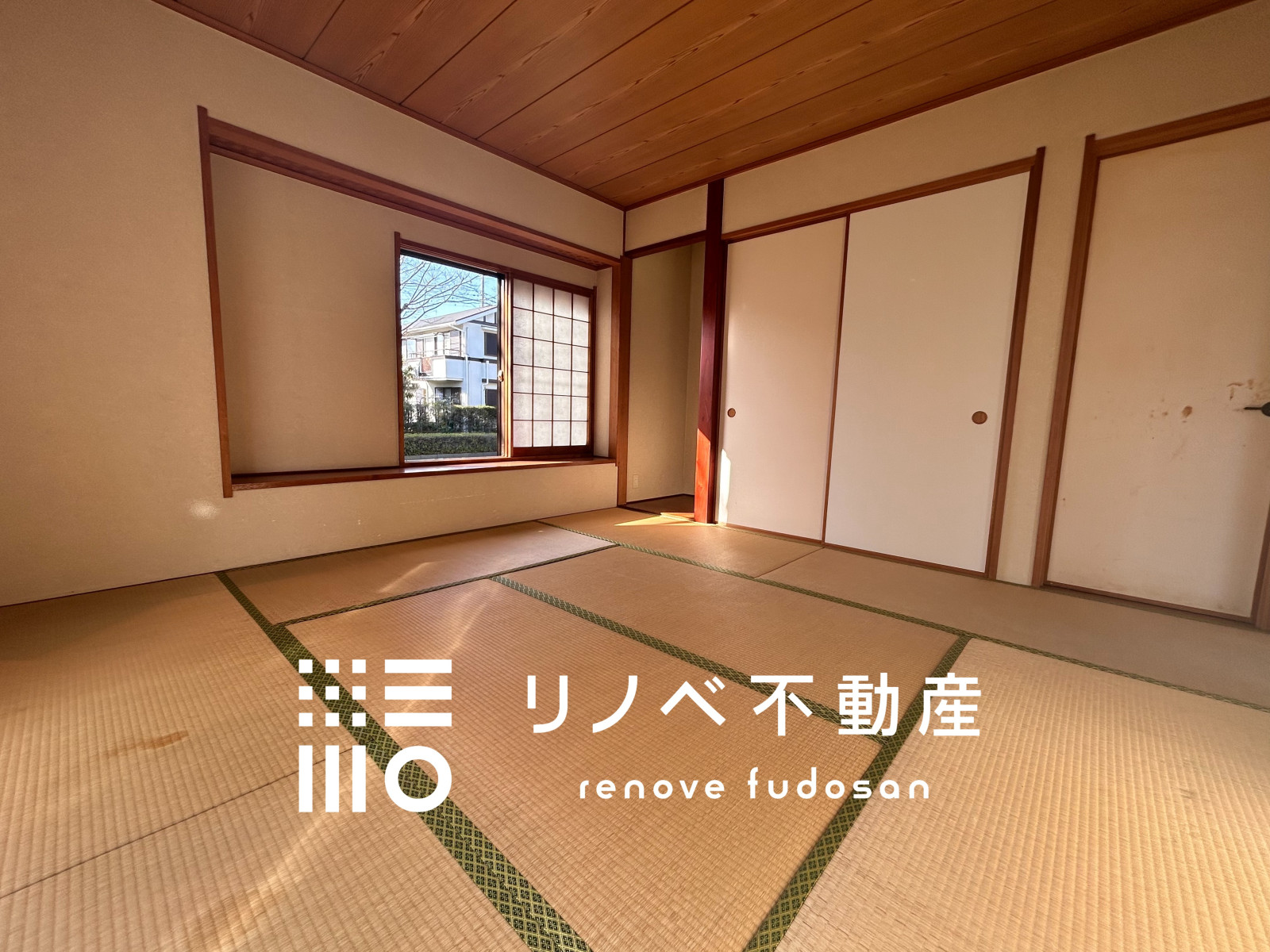 ８帖の落ち着いた和室。玄関からもリビングからも出入り可能で、来客用やくつろぎ空間として使い勝手の良い一室