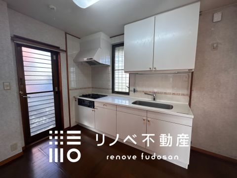 清潔感あふれる白いキッチン。上部に収納棚を備え、使い勝手と収納力を兼ね備えてます