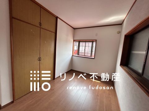 出窓のある明るい約５．５帖洋室