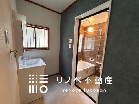 グレーのアクセントクロスでシックな雰囲気の洗面室