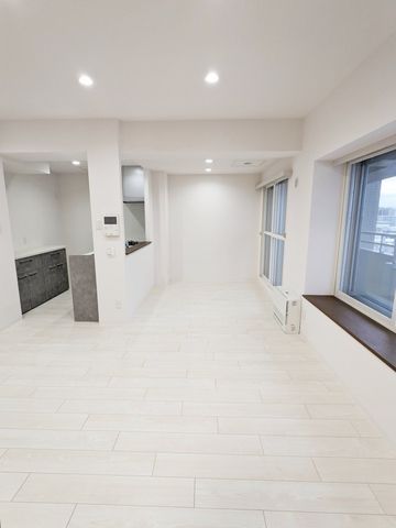 ホワイト系のフローリングが明るく上品な空間を演出。様々なテイストのお部屋と相性が良さそうですね