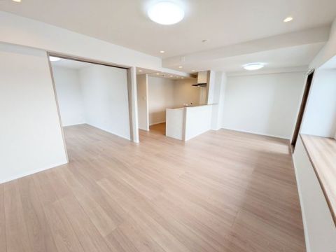 明るくにぎやかな家族にふさわしい、日差し溢れる15.9帖のLDK。