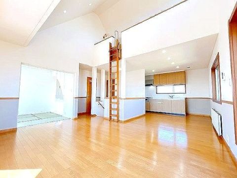 和室とリビングとの兼ね合いが素敵。ロフトへの階段もお洒落に見えますね