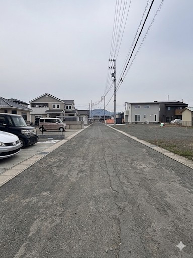 新しく生まれ変わる街並み。区画整理地内に位置し、前面道路も今後きれいに舗装される予定です。さらに洗練された住環境へと進化します。