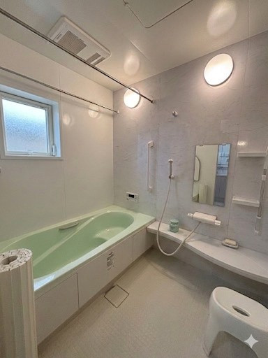 冬場の入浴も暖かく快適に。ヒートショック対策にもなる浴室暖房乾燥機が、家族の健康を守ります。