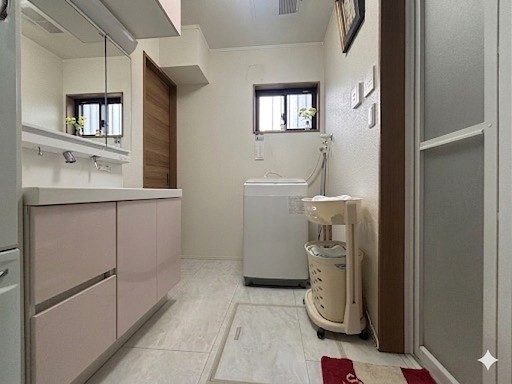 ゆとりある広さを確保した脱衣スペース。洗濯動線もスムーズで、毎日の家事を軽やかにサポートします。