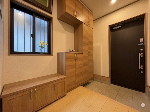帰宅した瞬間ホッとする、木の温もりに満ちた玄関。窓から差し込む光が、明るく清潔感のある玄関を演出します。
