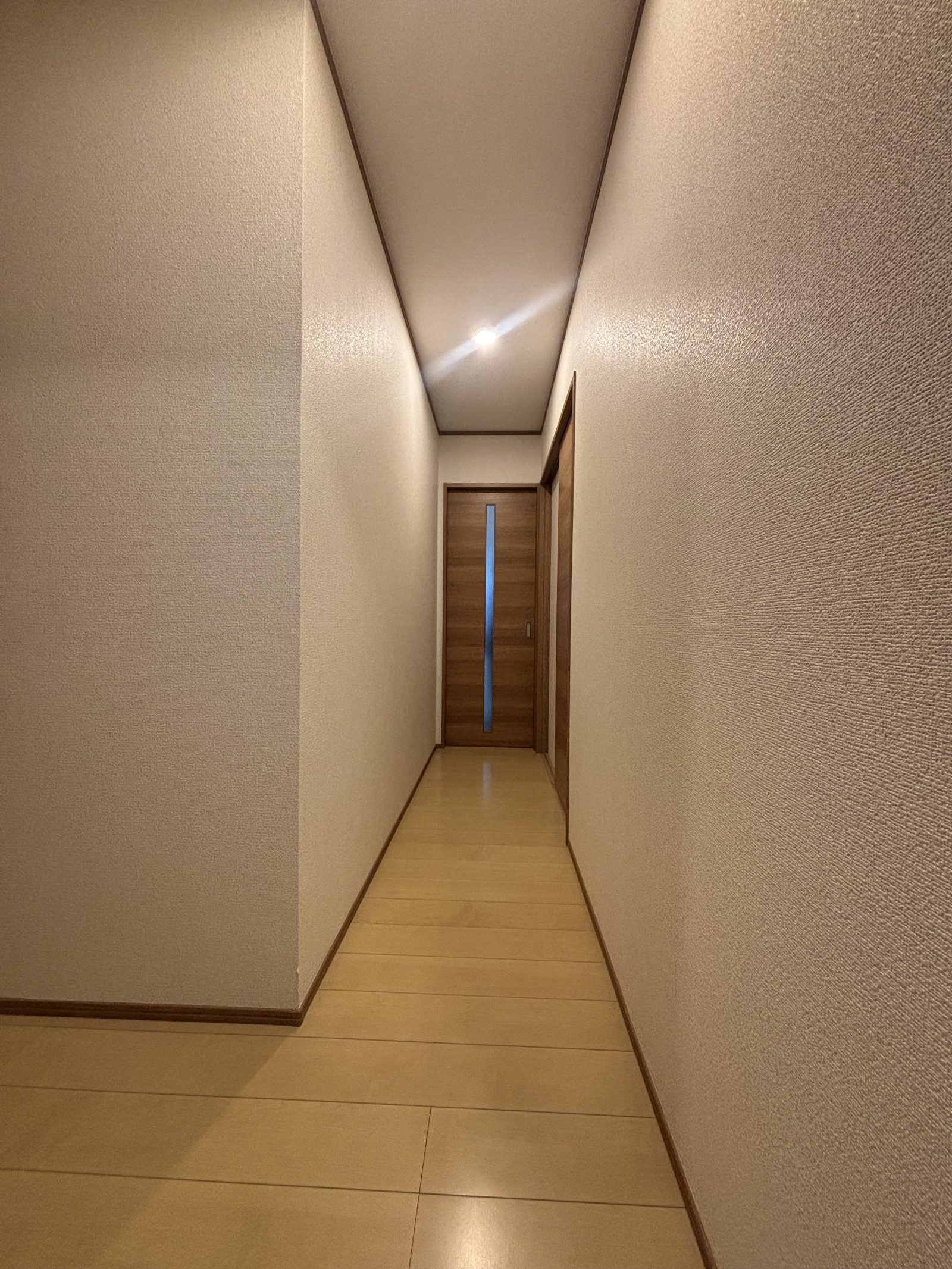 玄関から各居室へ、スムーズにつながる機能的な廊下。無駄のない動線設計が、日々の生活を軽やかいしてくれます。