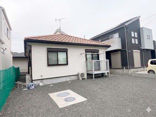 真っ白な壁と、テラコッタ風の屋根。シンプルながらも、どこか懐かしさと温もりを感じさせる平屋の佇まいです。