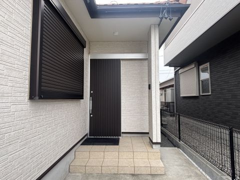 玄関は、開閉がスムーズで場所を取らない『引き戸』を採用。荷物が多い日も、横にスライドするだけで楽々出入りできます。