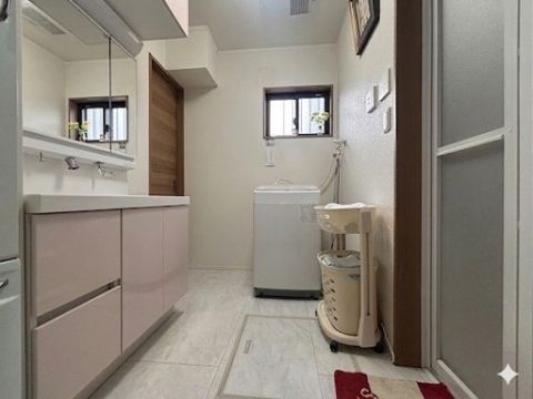 ゆとりある広さを確保した脱衣スペース。洗濯動線もスムーズで、毎日の家事を軽やかにサポートします。