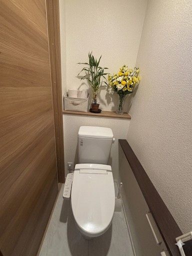 機能的ですっきりとしたトイレ。木の温もりを感じる建具と白い壁が、落ち着きのある空間を演出します。