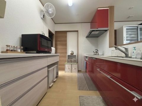 振り返れば手が届く、大容量の背面収納。デザイン性と機能性を兼ね備えた、理想の家事動線です。