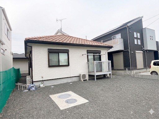 真っ白な壁と、テラコッタ風の屋根。シンプルながらも、どこか懐かしさと温もりを感じさせる平屋の佇まいです。