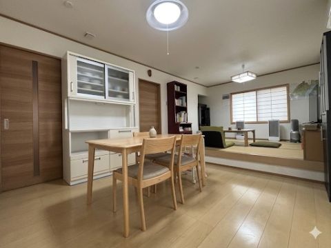 ダイニングで囲む食事、畳の上でくつろぐ食後。家族の時間がゆるやなかにつながる、理想のリビングダイニング。