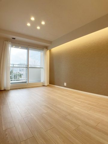 ダウンライトの照明が落ち着いた空間を演出しています。それぞれのお部屋への動線も使い勝手が良さそうです